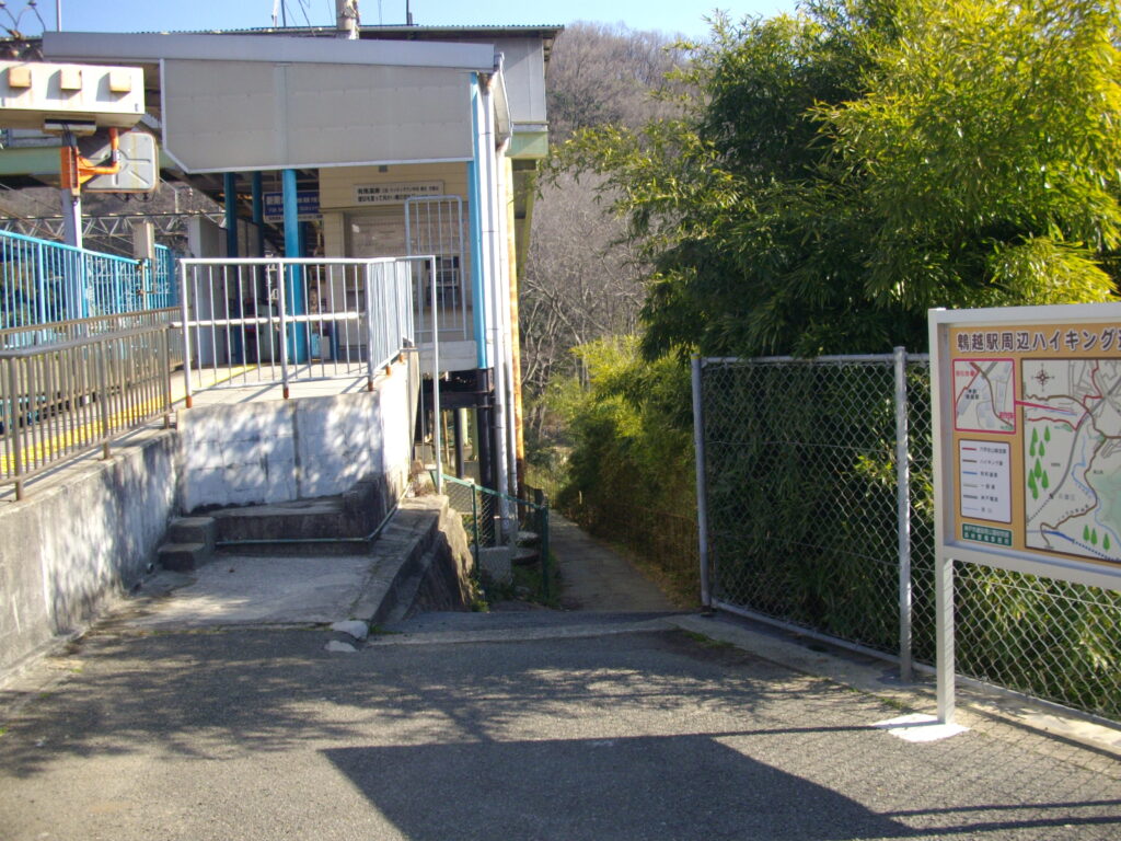 9：46　駅のすぐ横から入っていきます。