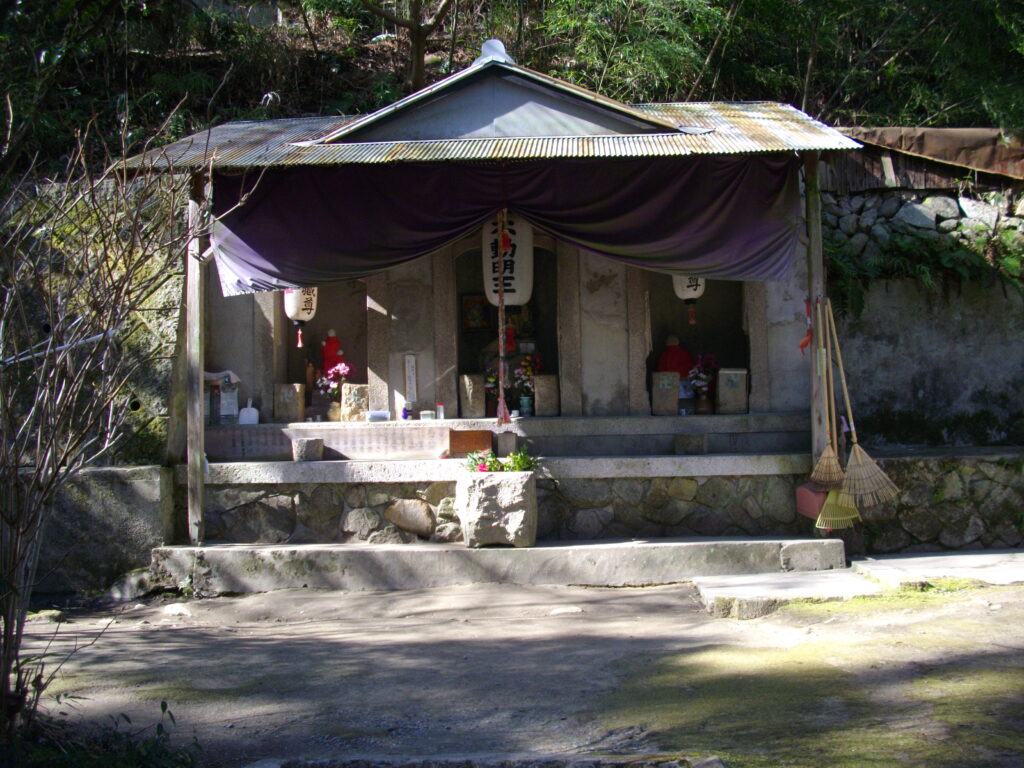 10：05　しばらく行くと、不動明王を祀ってある祠があります。