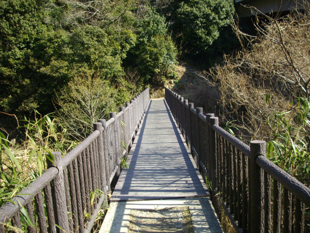 10：16　橋を渡ってようやく登山道に入ります。ひたすら階段を登らされます。周りの景色もほとんど見えないので、ただ辛いだけです。
