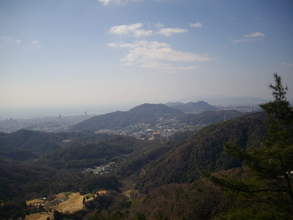 10：38　ようやく見晴らしのいいところに出ました。前に登ってきた、高取山方面です。