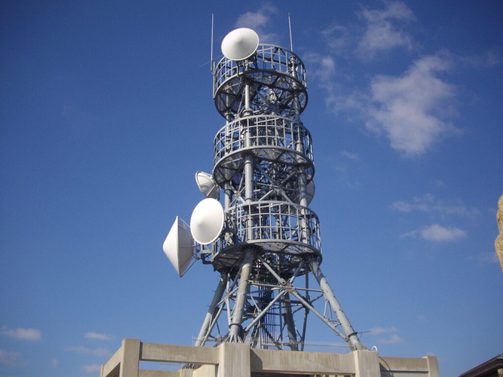 10：41　山頂にある電波塔