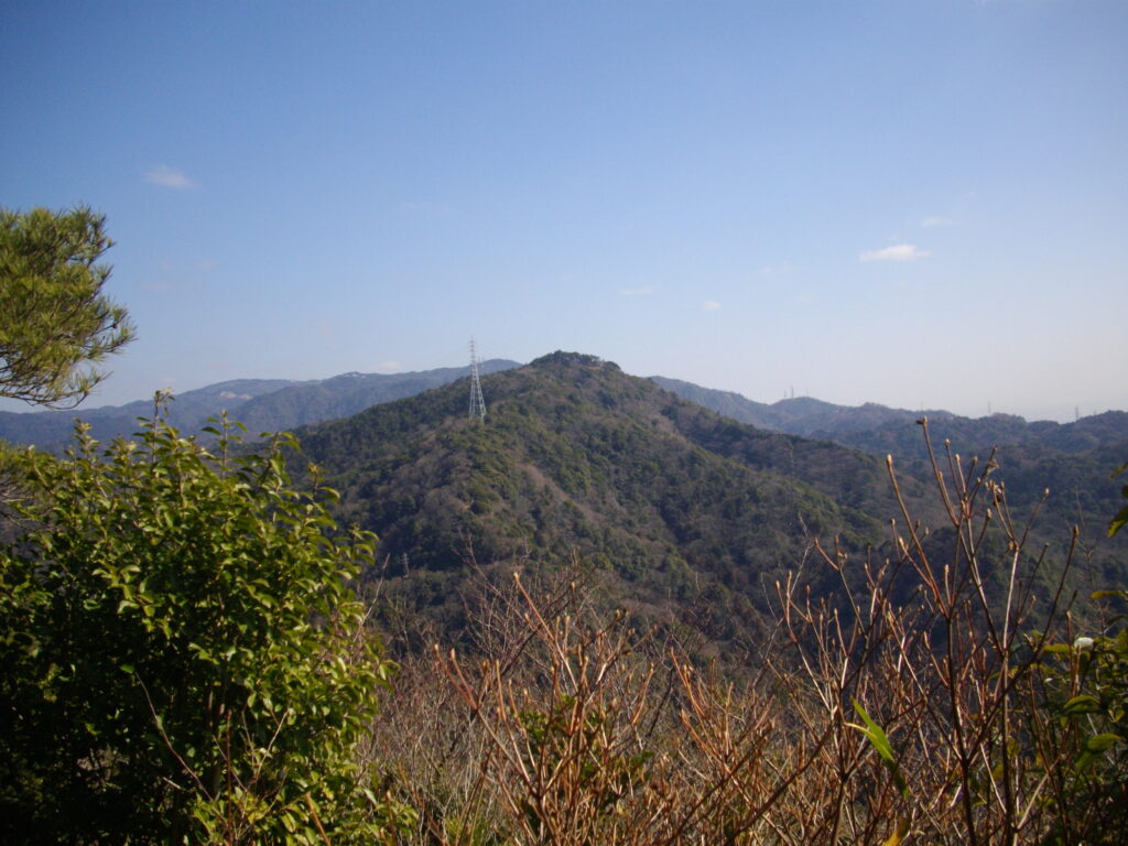 10：49　下りる途中から見える鍋蓋山です。