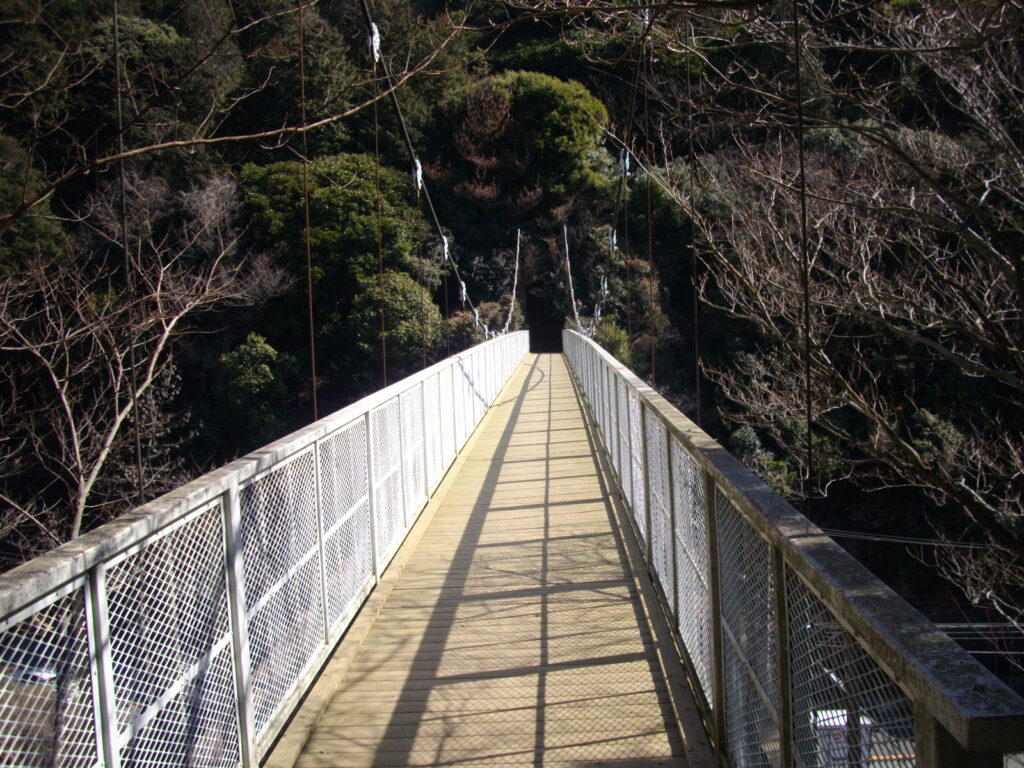 11：05　なかなかしっかりした吊り橋で、ほとんど揺れません。