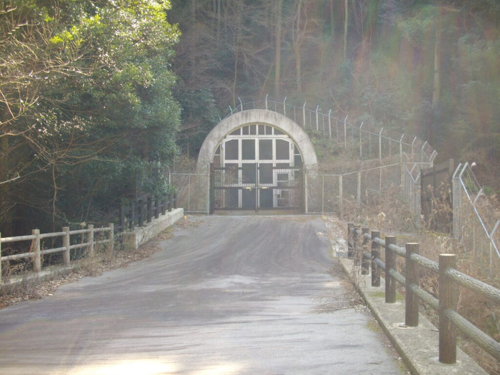 12：14　途中にあるトンネルの入り口のような変な構造物です。