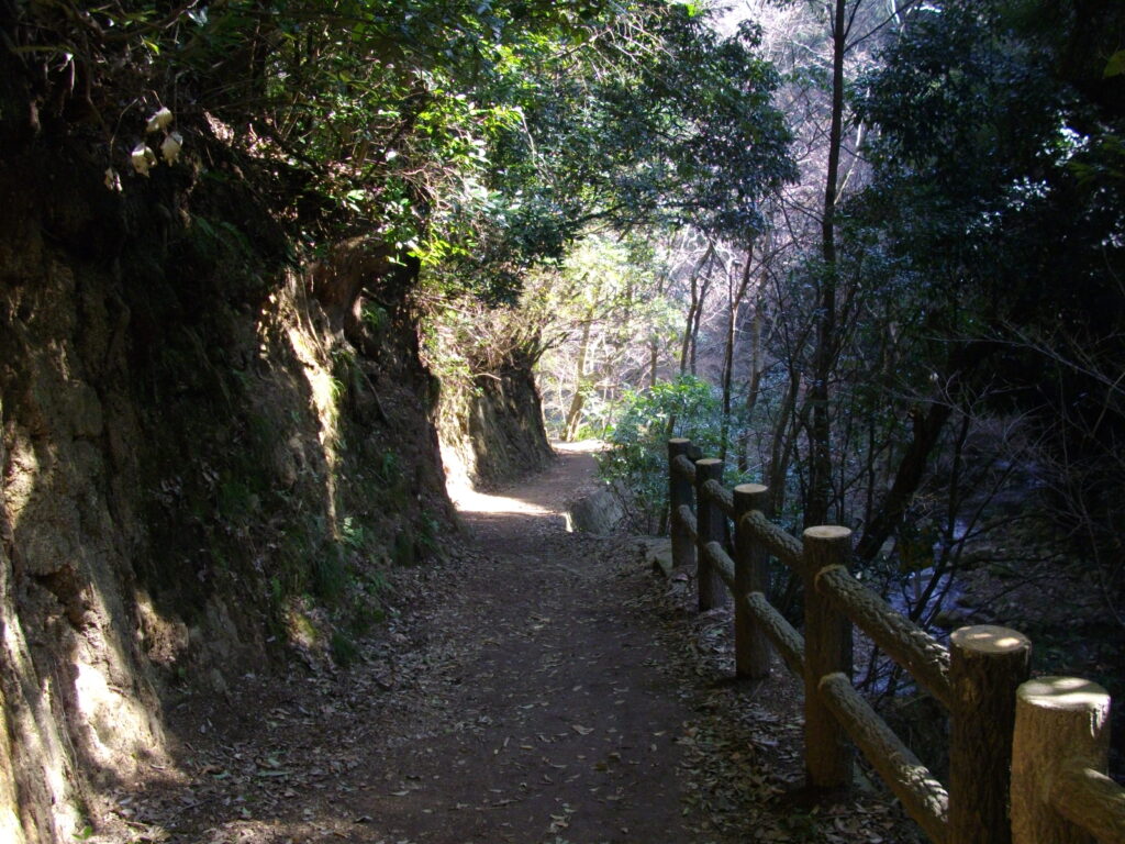 12：14　川沿いを進んでいきます。