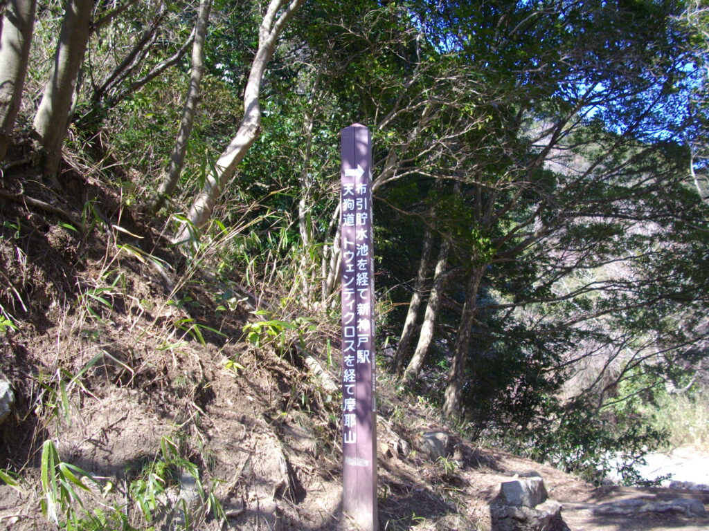 12：16　川のそばにある案内です。