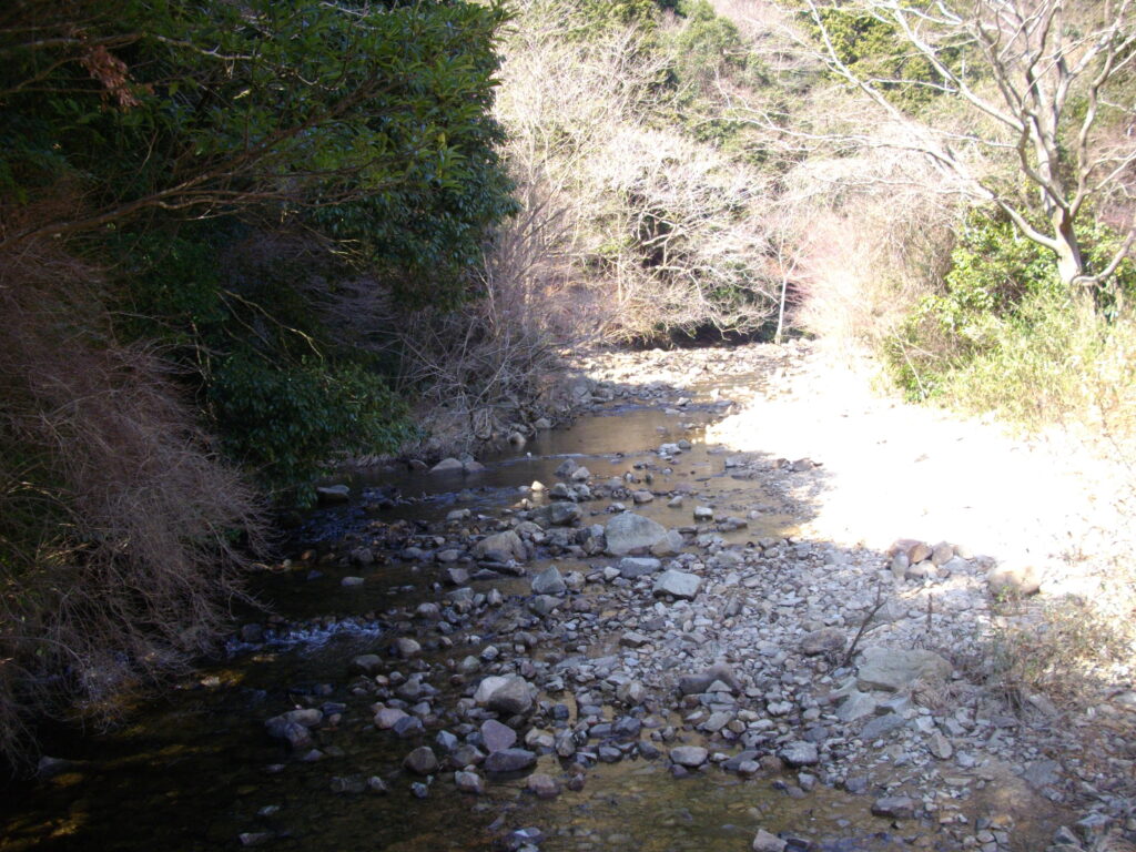 12：16　川を渡ります。ちゃんと橋が架けてあります。