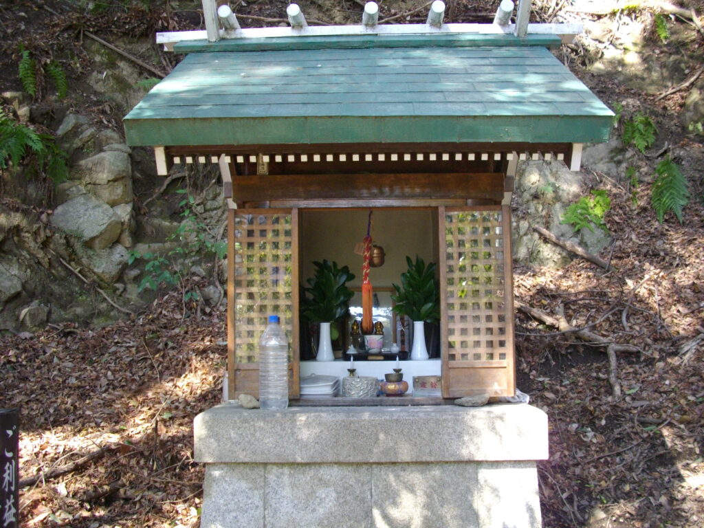 12：34　急な階段を下りたところにある祠です。ご利益があると書かれていましたが、どんなご利益があるんでしょうか。