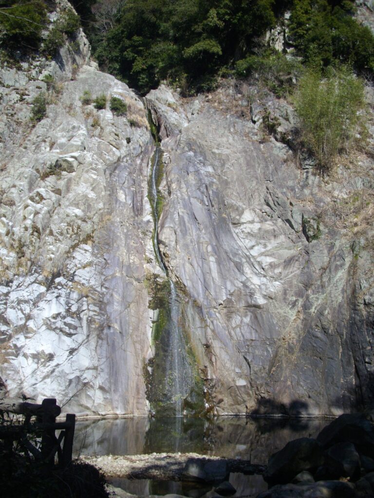 13：03　布引の滝、雄滝です。ほとんど水が流れていないので、つまらないですね。