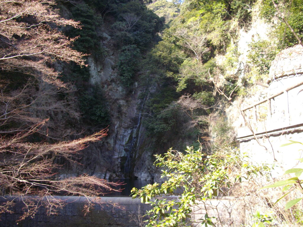 13：08　布引の滝、雌滝です。こちらも水が流れていません。さらに下ると、新神戸駅に着きます。