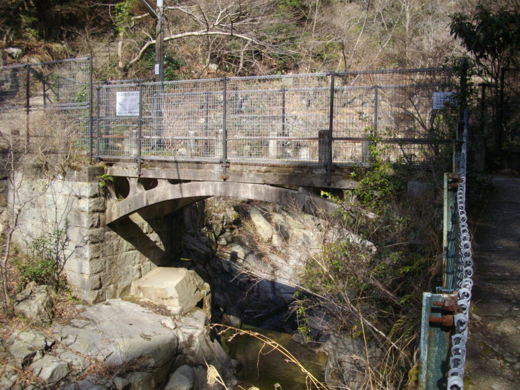 9:54　谷川橋です。