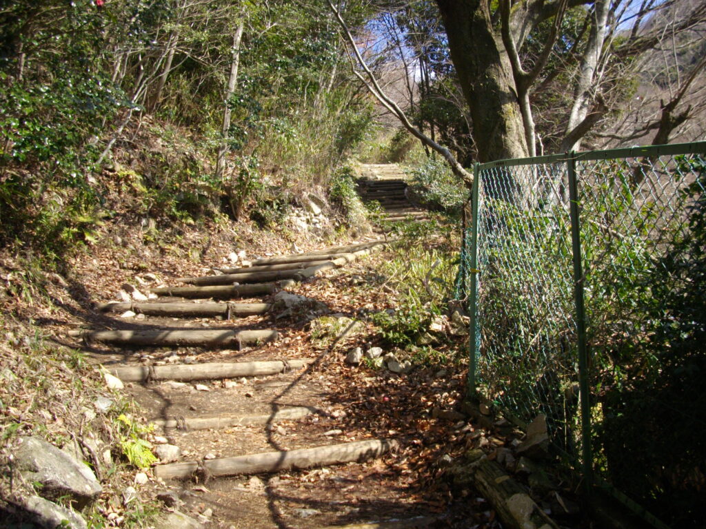 10：18　ようやく山登りですが、また階段です。