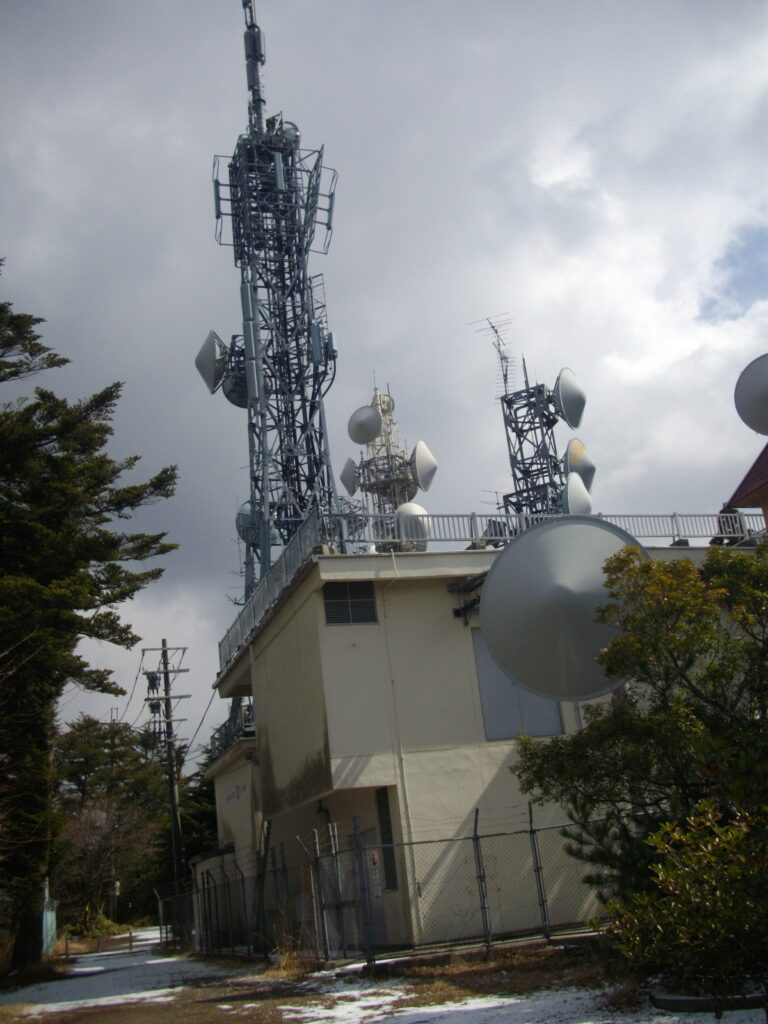 11：25　やっと山頂です。これは山頂にある電波塔です。たくさんあります。