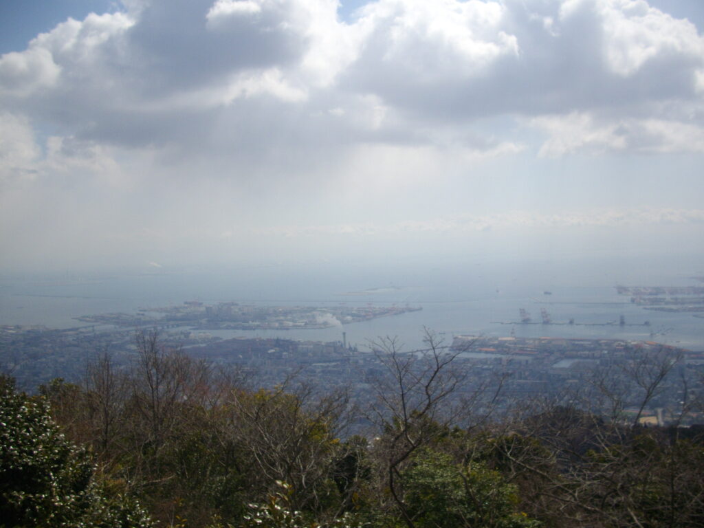 11：35　ここから南側がよく見えます。こちらは六甲アイランド方面です。