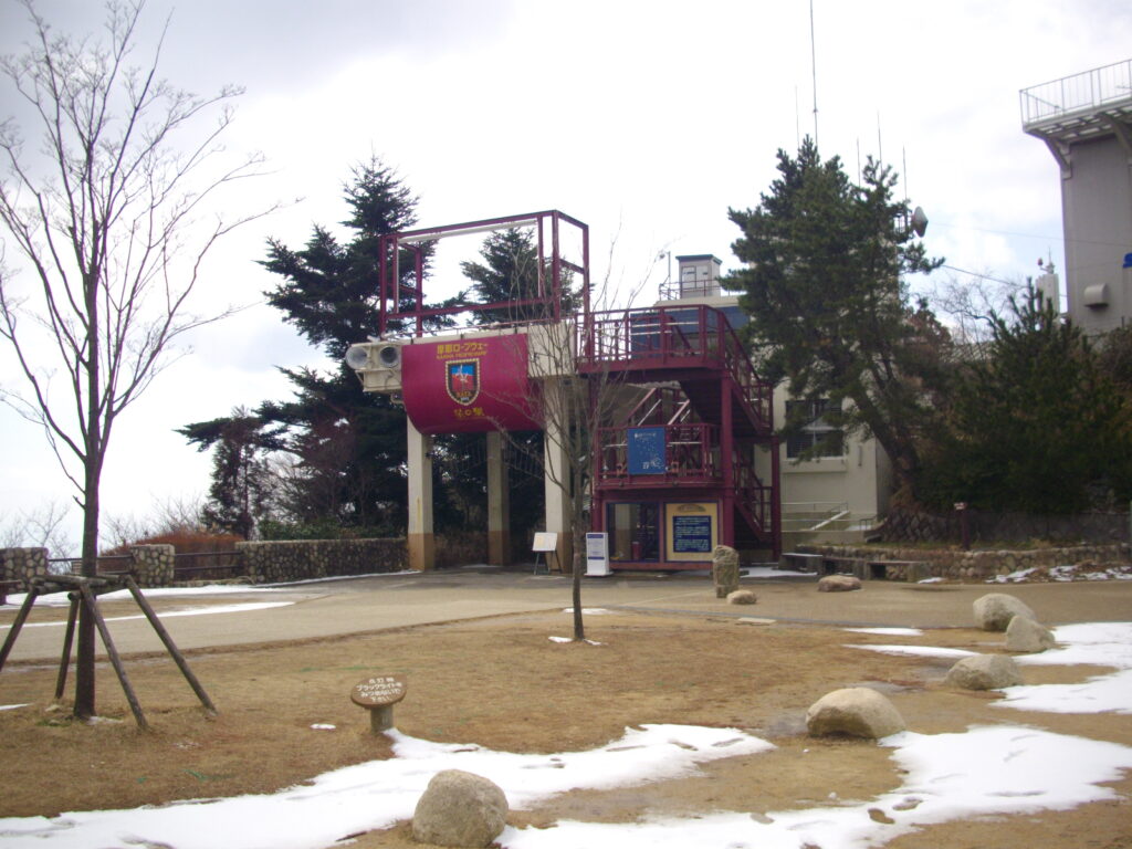 11：53　寒いのですぐに出発です。これはロープウェイの駅です。あんまり雪がひどいとこれで下りようと思いましたが、止んできたので、ケーブル駅まで行きます。