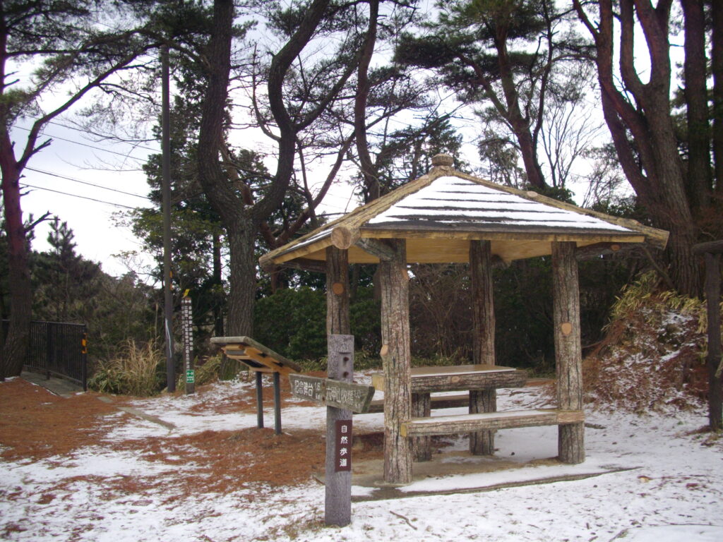 12：59　さらに進んでいくと、道路の右側に東屋がありました。ここで、再び縦走路と合流します。