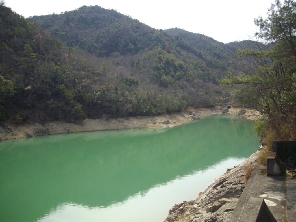 10：01　すぐ上にある岩谷池です。変な色の水ですね。