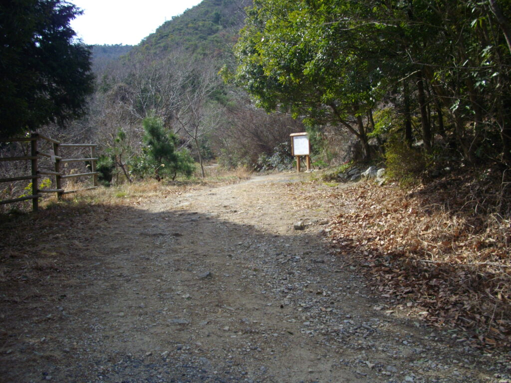 10：05　舗装路が終わって地道に変わりました。広い道です。