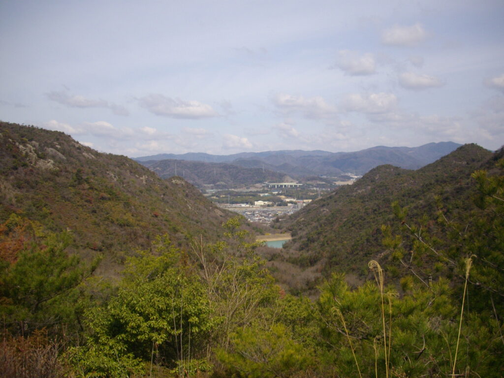10：22　東屋から見た北側の景色です。岩谷池が見えています。