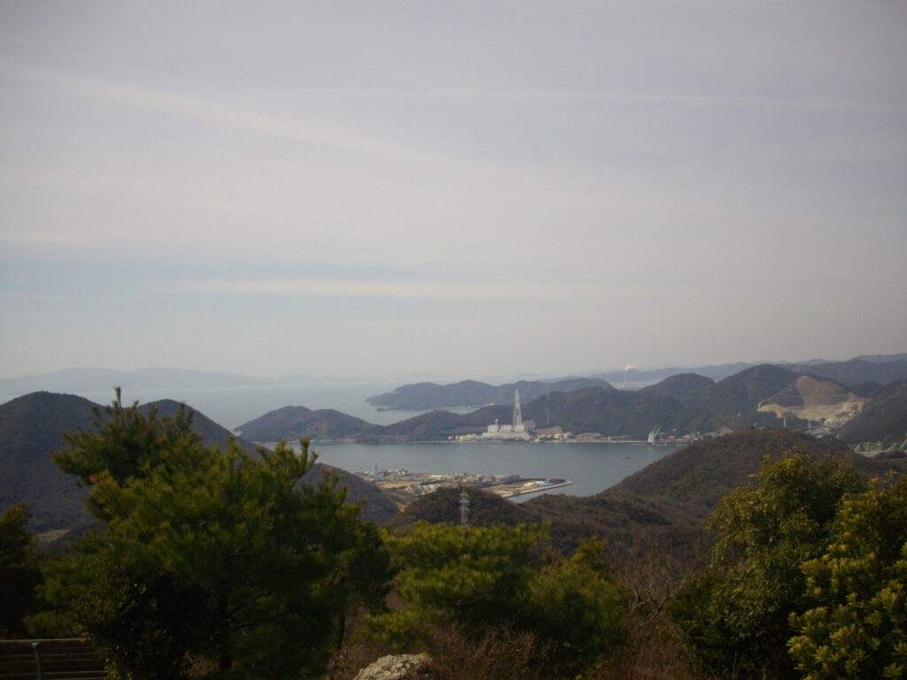 10：49　頂上からはほぼ360度の眺望が見られます。ちょっと西側の相生湾辺りです。