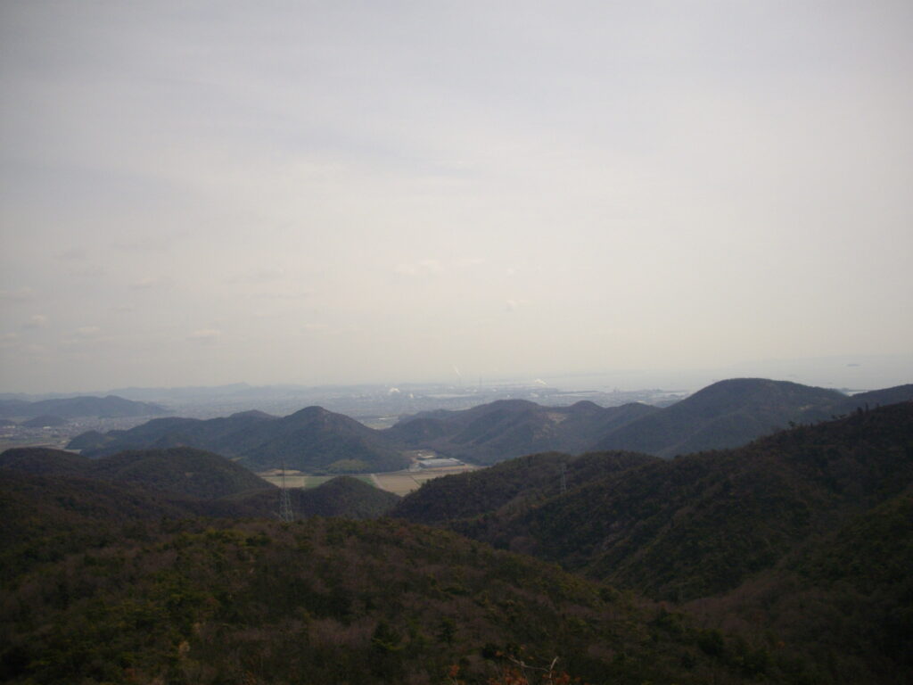 10：49　東南方面（加古川）です。ちょっともやっているので、あまり遠くまでは見渡せません。ここで昼食にしました。