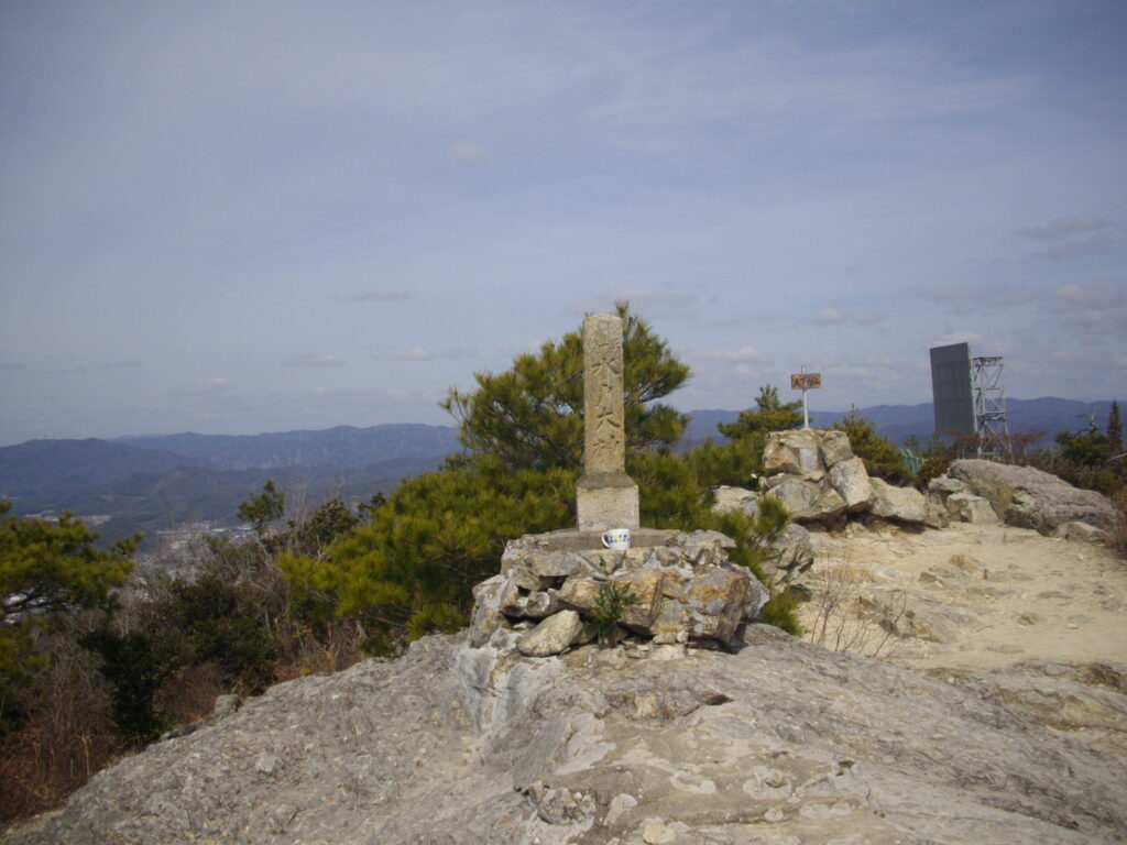 11：06　山頂に祀ってある水戸大神です。何の神様なんでしょうか。北側の北尾根コースの付近にお社があります。それでは下山します。コースは北尾根コースです。