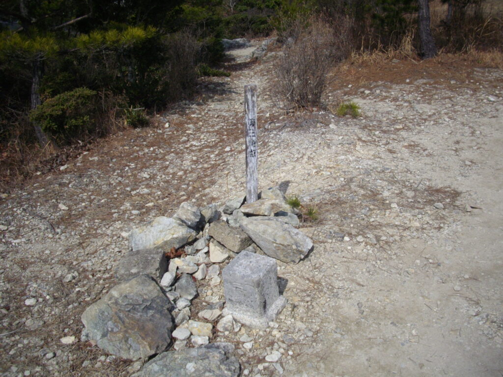 11：07　すぐ北側に三角点がありました。