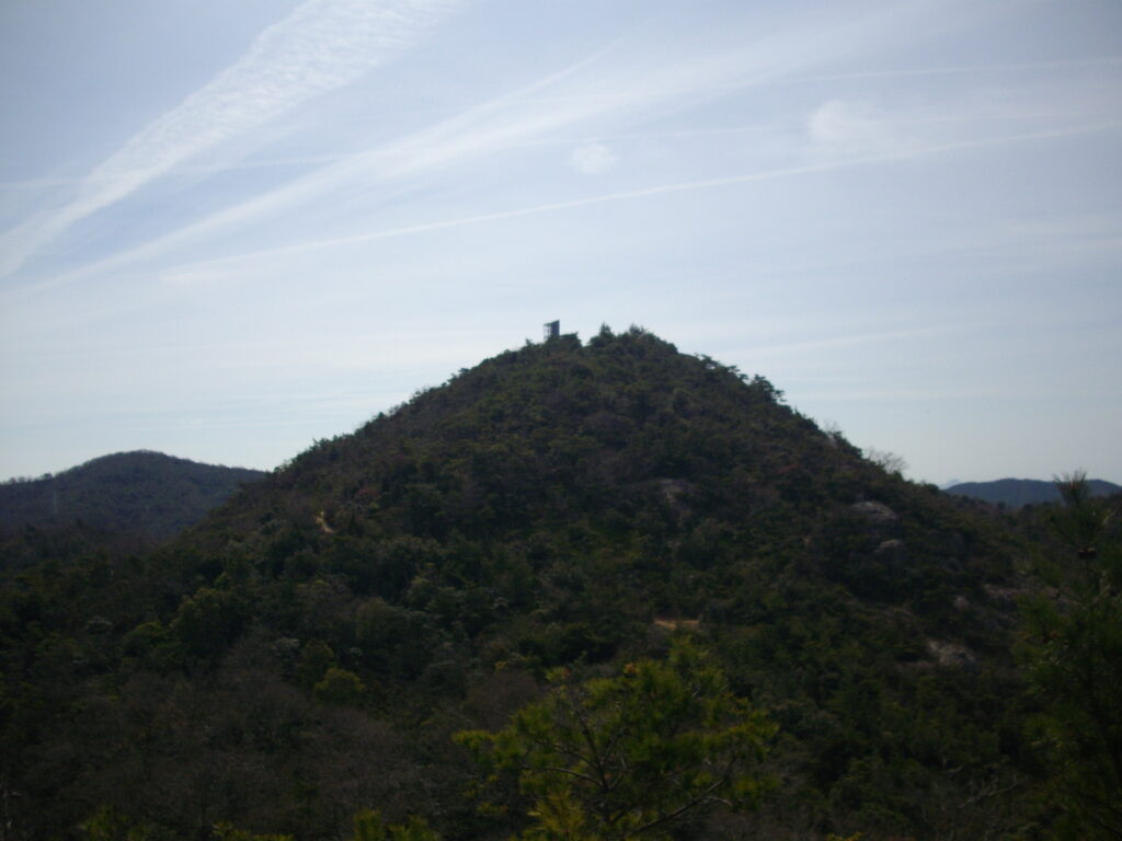 11：16　北尾根コースの途中から見た天下台山です。ピークはもう少し南側にあります。