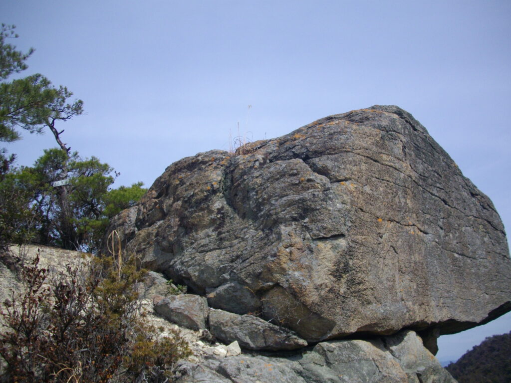 11：49　次のピークにあるとんび岩です。上は広いので立つことが出来ます。