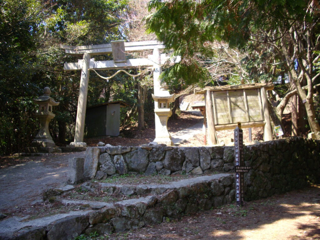 11：41　丹生神社の鳥居です。今回は神社へは行きません。右の道へ進みます。