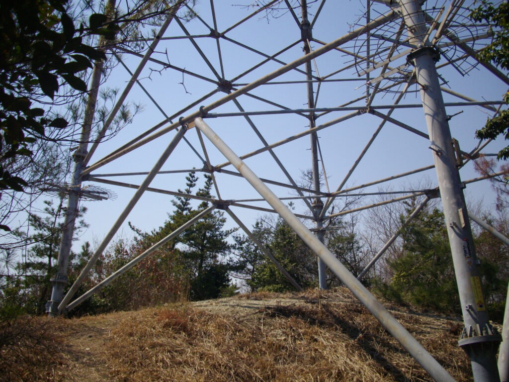 12：13　隣のピークにある鉄塔です。ここで昼食にしました。