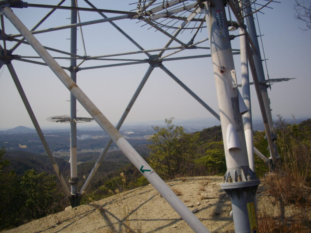 12：45　強烈な下りを下り続けると鉄塔に出ました。