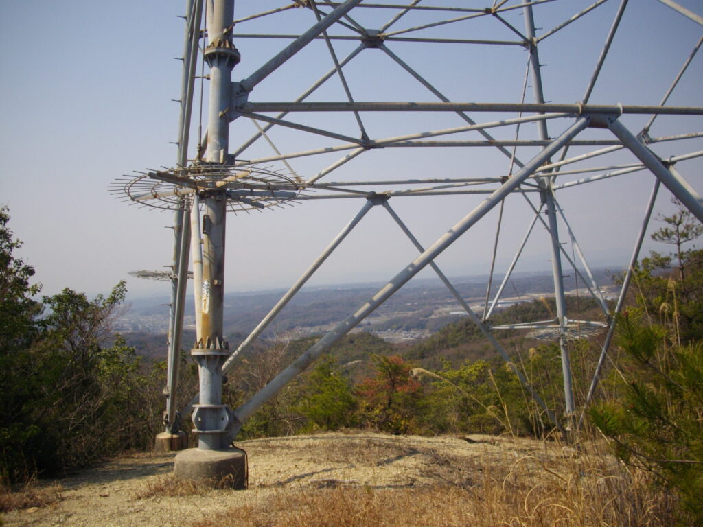13：06　また鉄塔に出ます。ここは行き止まりなので左に行きます。
