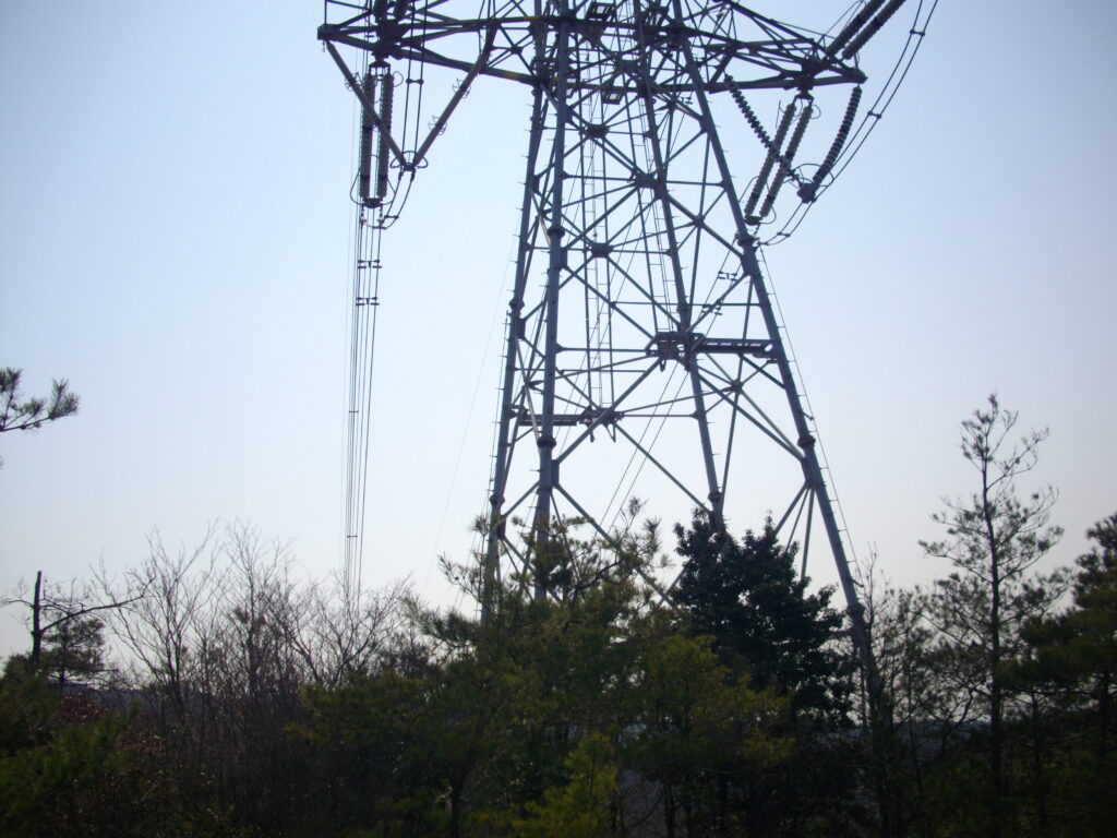 13：17　さらに下の鉄塔に着きます。あと少しです。