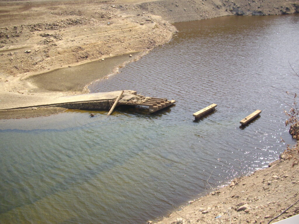 13：36　水が少なくなって、昔の道路が露出していました。