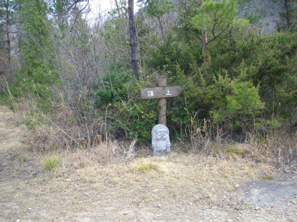 10：04　しばらく林道を行くと登山口に着きます。いきなり右側にある小さな山を通るコースもあるようです。