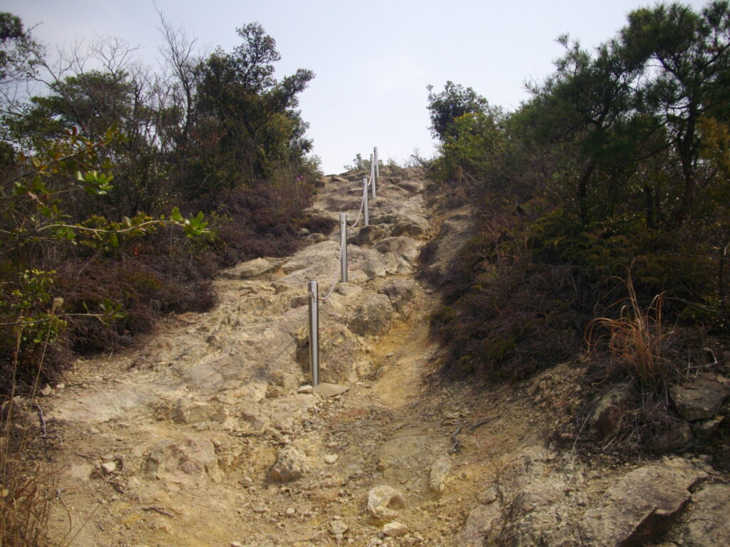 10：14　最初のピークの手前にある鎖場です。頂上までは数個のピークがあります。それだけ上り下りがあるということです。