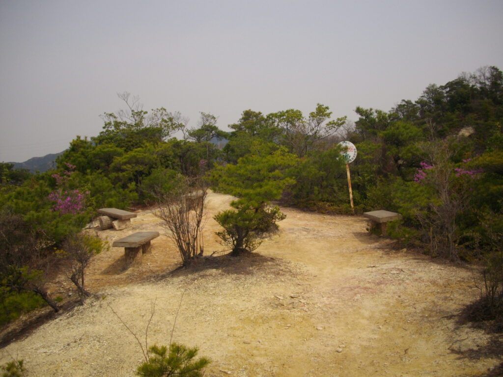 10：16　鎖場を過ぎるとベンチのある休憩所に着きます。