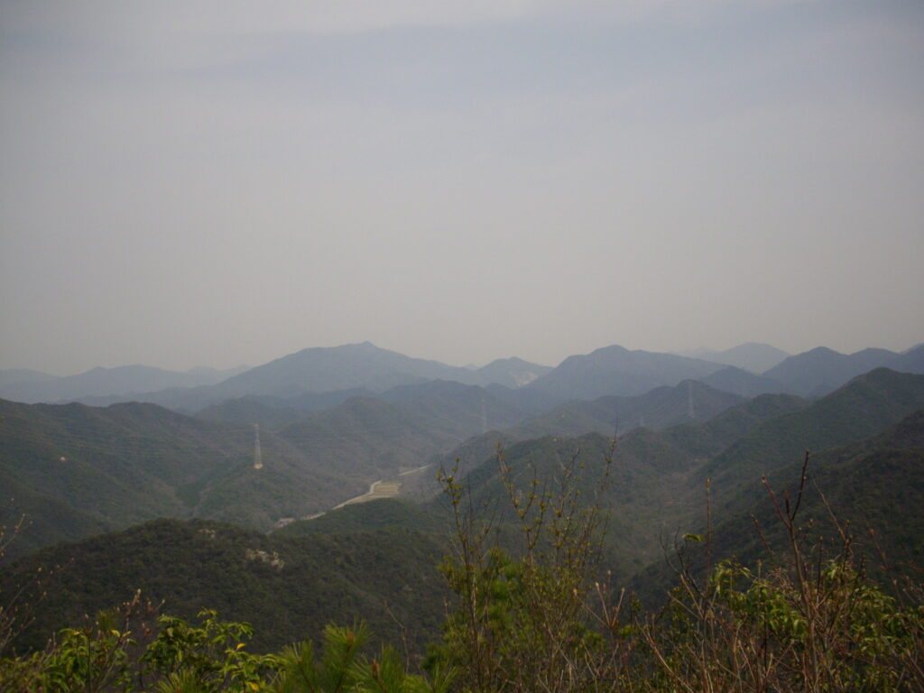 10：35　ここから見える景色（北東側）です。中央付近の茶色いところはR372です。