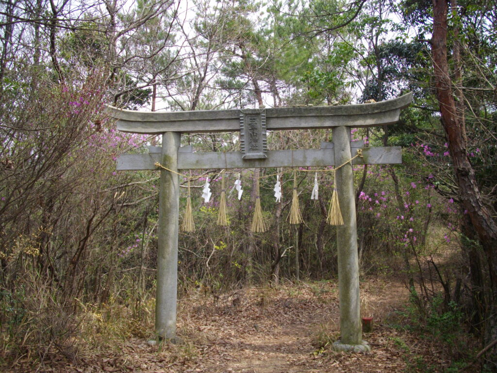 11：41　三草神社の鳥居に出ました。