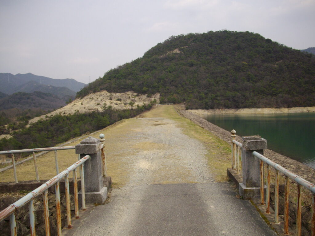 12：10　昭和池を周回して、堰堤に向かいます。