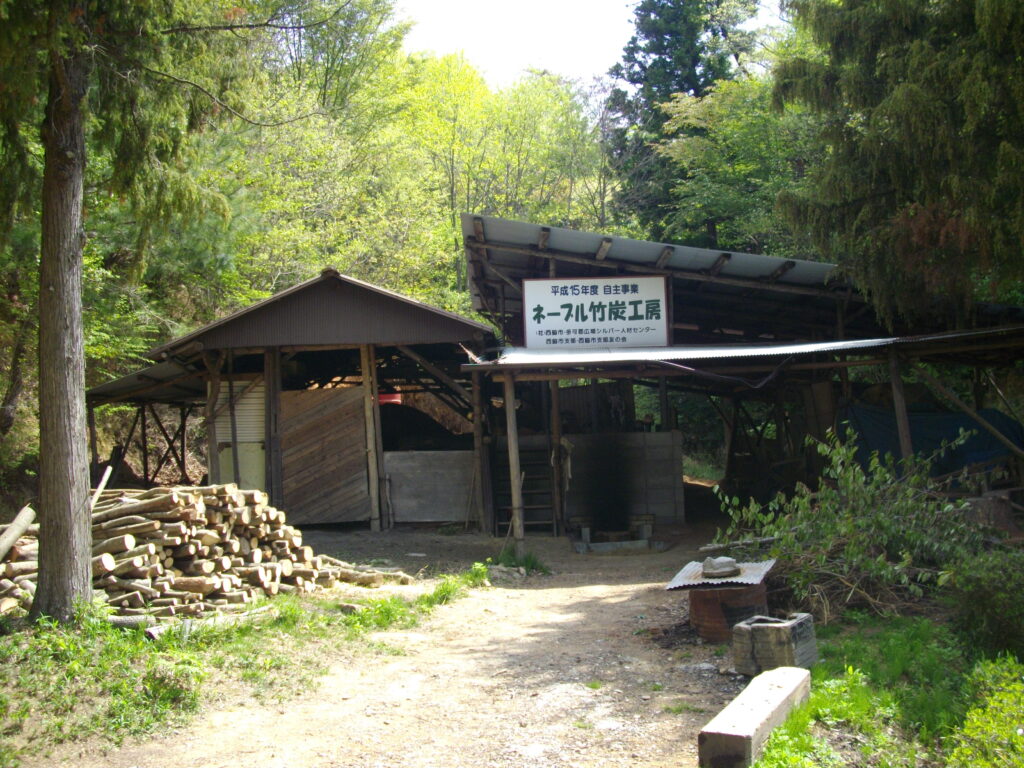 10:19 ファミリー園からすぐの炭焼き場です。