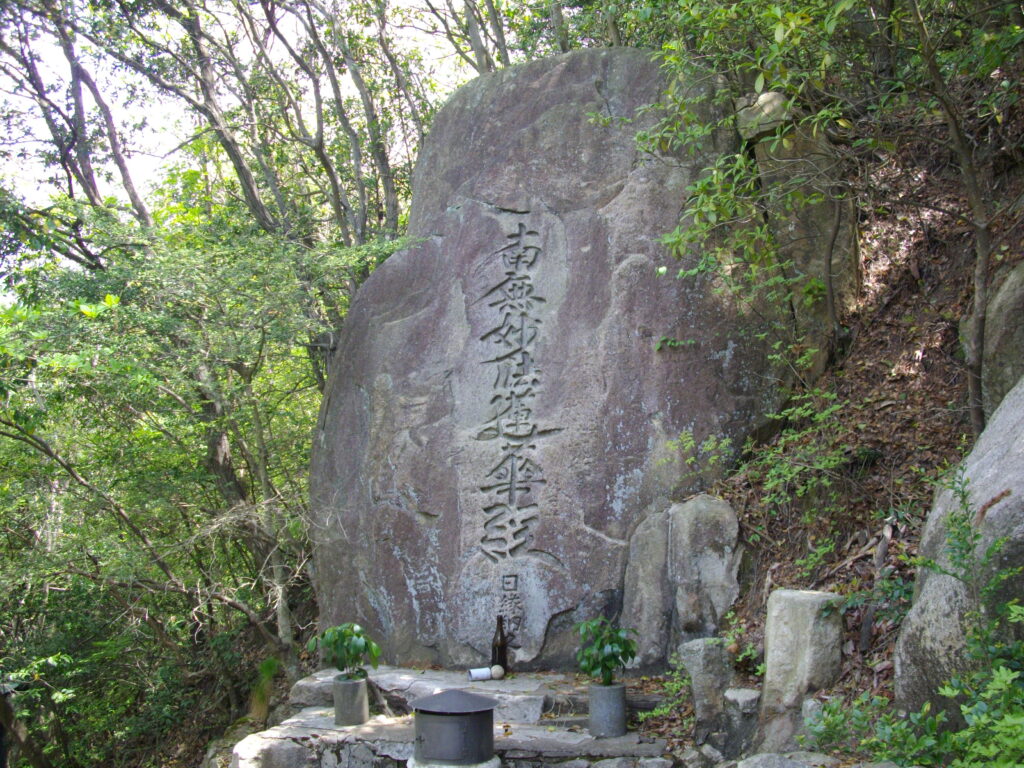 10:56 大きな石碑です。こぐり岩はこのすぐ横にあったんですが、気づかずに通り過ぎてしまいました。帰りに寄ることにしました。