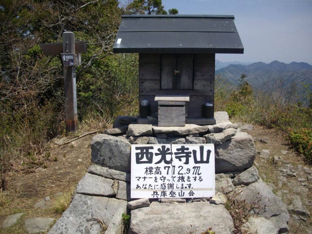 11:36 山頂に着きました。ここからの眺めはとても素晴らしいです。いくつかご覧ください。ここで昼食にしました。