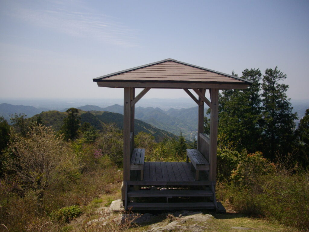 11:57 下山します。これは山頂にある東屋です。日陰はここしかありません。