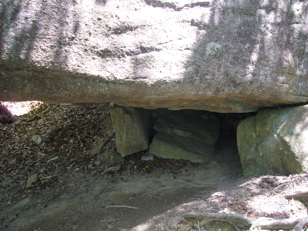 12:33 前の写真の下側にある岩です。こちらがこぐり岩なんでしょうか。