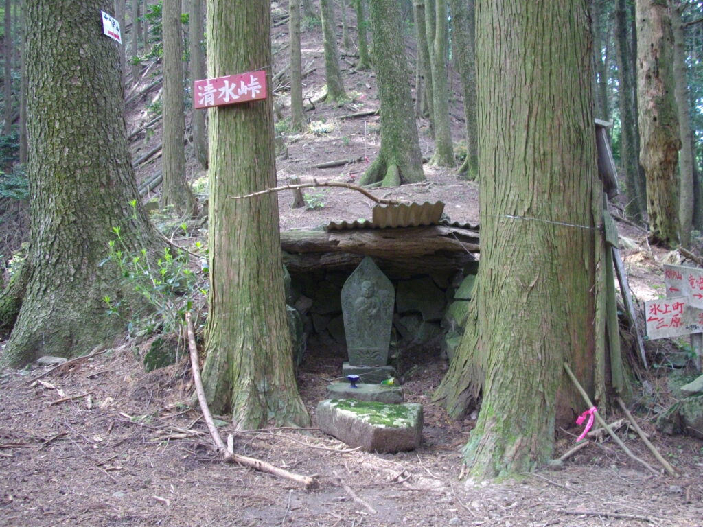 10：31　ここにはお地蔵さんが祀られています。ここから山に上らずに、向こう側におりると氷上町に出ます。昔はここを通っていたんですね。最近氷上からも登山道が整備されて上れるようになったそうです。氷上側の登山口はザ・サイプレスＧＣです。