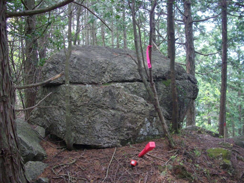 10：52　次のピークにある大きな岩です。