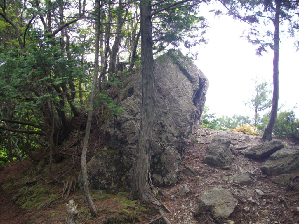 10：55　次のピークにある岩です。