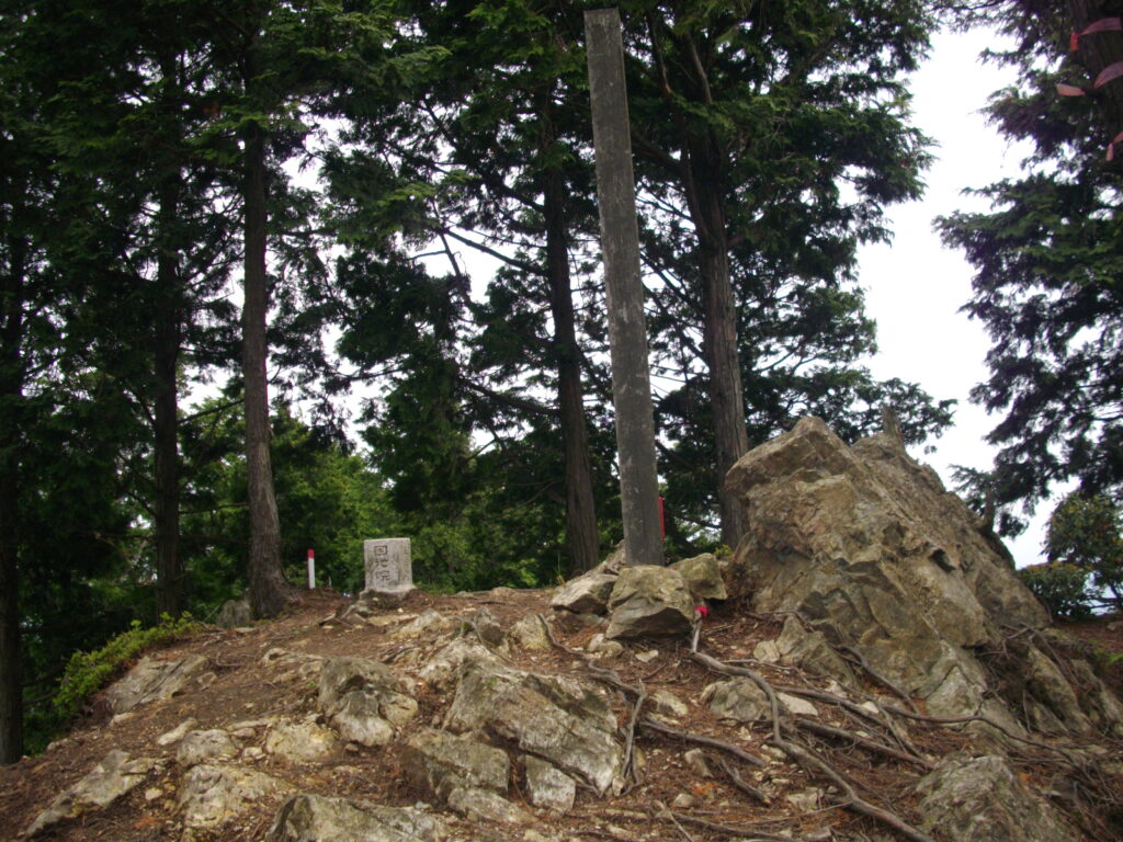 11：14　山頂はとっても狭いです。数人しか無理そうです。ここはほとんど景観がよくありません。ここから少し行ったところに、展望所があります。